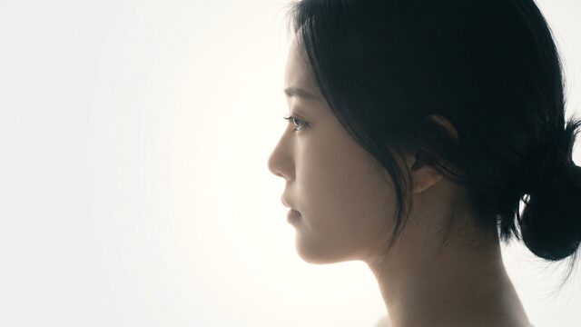 역광 실루엣으로 눈매 라인만 은은하게 드러난 뷰티 영상 예시 컷
