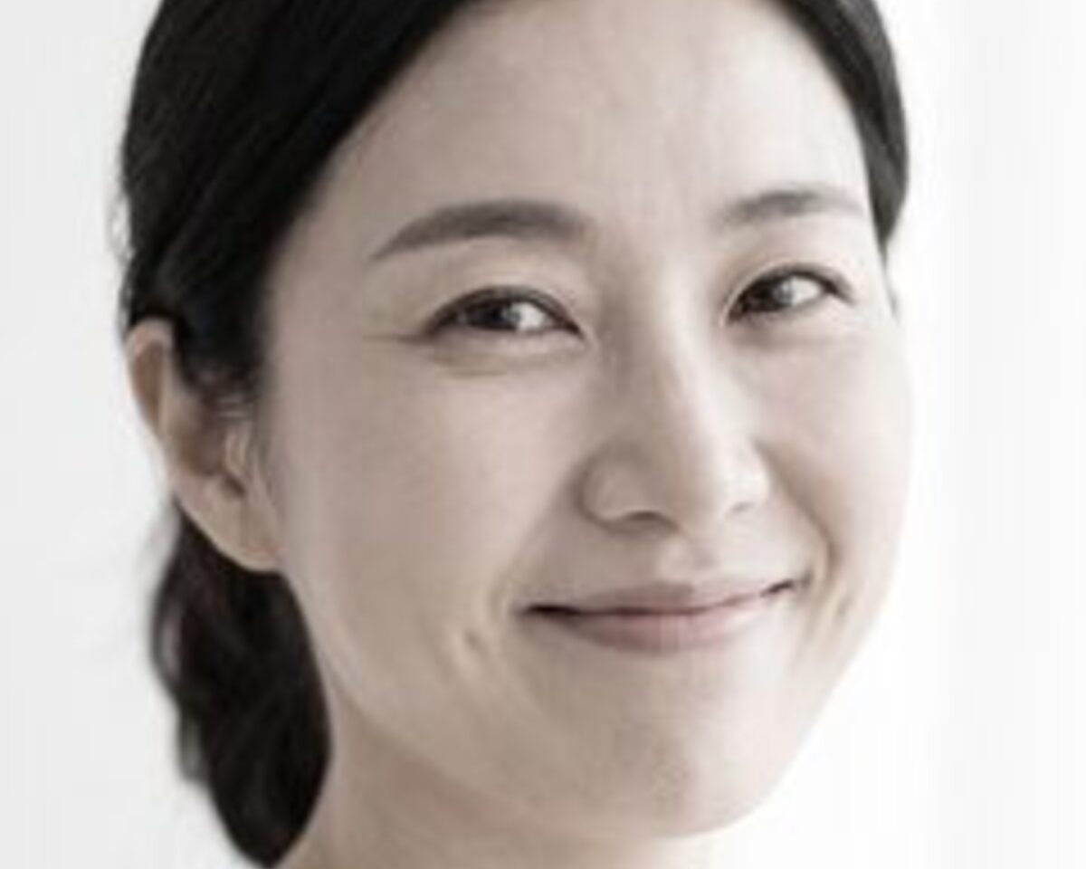 정면에서 본 입가와 코 라인의 변화를 비식별 실루엣으로 표현한 개념 이미지