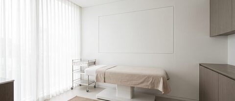 입가 주름 라인의 변화를 표현한 파스텔 톤 개념 타일