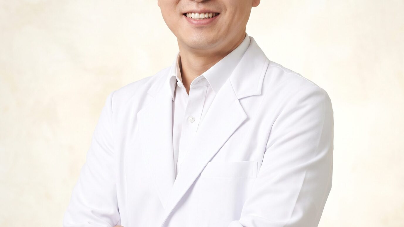진료실 책상에서 의료진이 내담자와 마주 앉아 설명하는 상담 장면