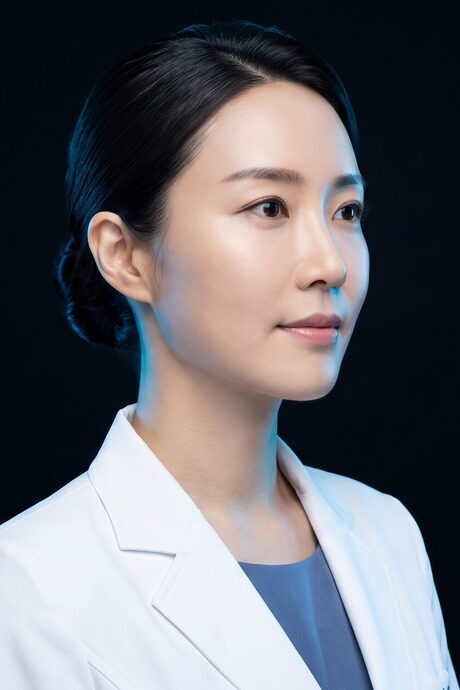 무균포를 정리하는 의료진의 손 (AI 생성 예시 이미지)