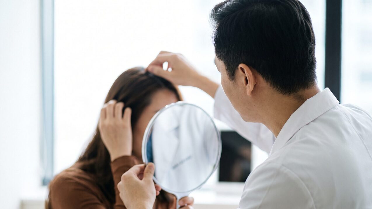 의료진이 내원 고객과 마주 앉아 1:1로 상담을 진행하는 모습