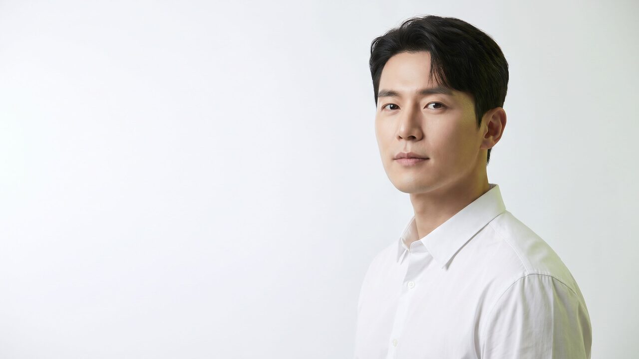 리뷰티 TV 영상 썸네일 — 수술복 차림 의료진의 비식별 컷 (AI 생성 예시 이미지)
