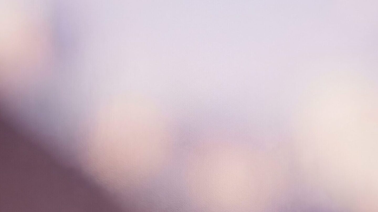 연한 민트와 아이보리 톤의 반투명 구체가 겹쳐 놓인 이벤트 배너 배경