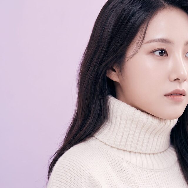 부드럽게 흐려진 인물 배경의 파스텔 톤 피부 케어 이벤트 이미지