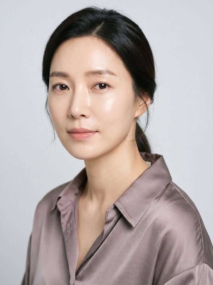 모델모집 프로모션 - 밝은 배경에서 정면을 응시하는 여성 모델 연출 컷