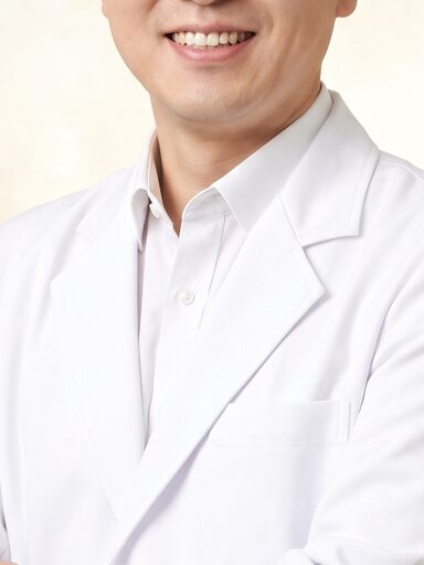 리뷰티 TV 썸네일 — 흰 가운을 입은 의료진이 동시 진행 상담을 설명하는 컷