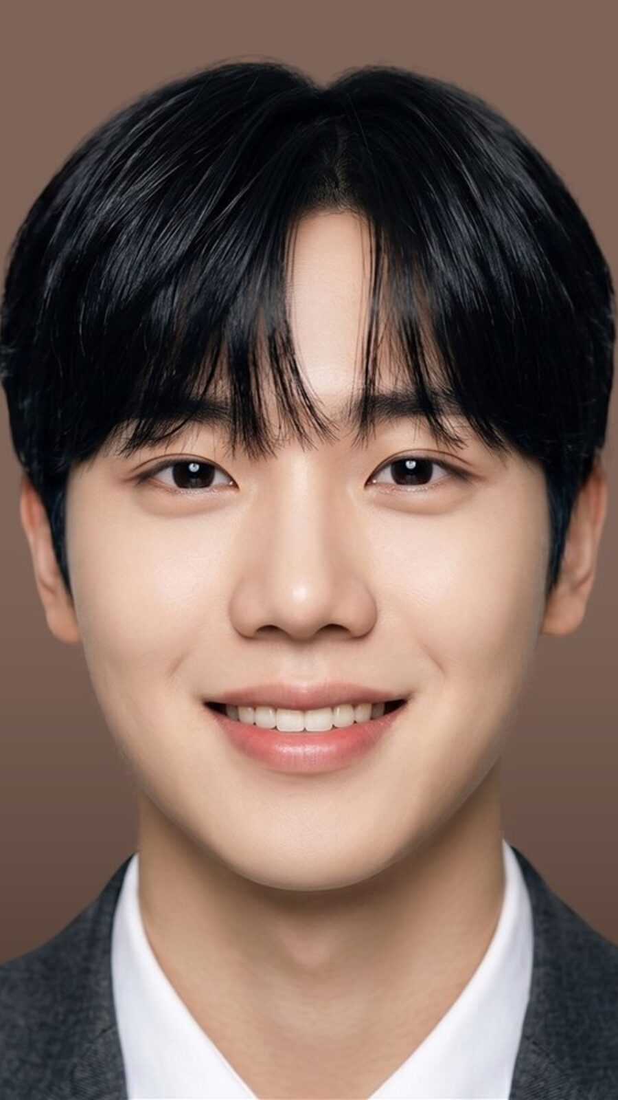 측면 프로필로 턱과 코 라인을 보여주는 20대 남성 모델의 세로 숏폼 썸네일