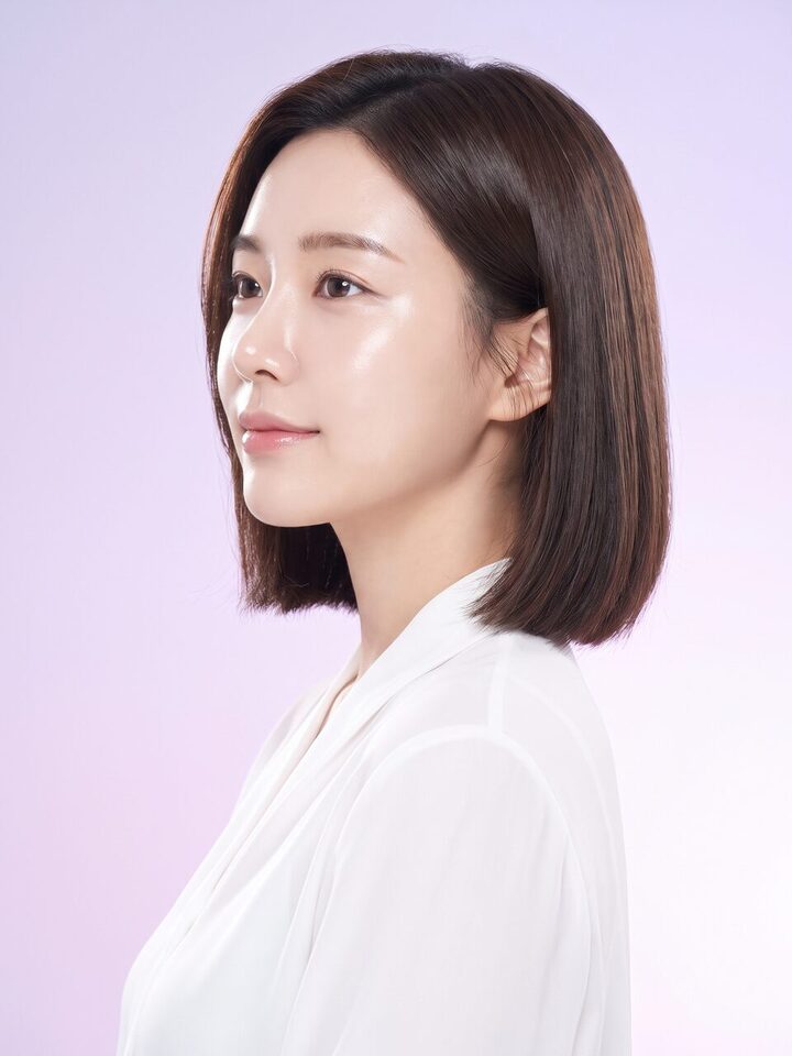 턱 옆에 손을 올린 여성 모델의 프로모션 카드 이미지