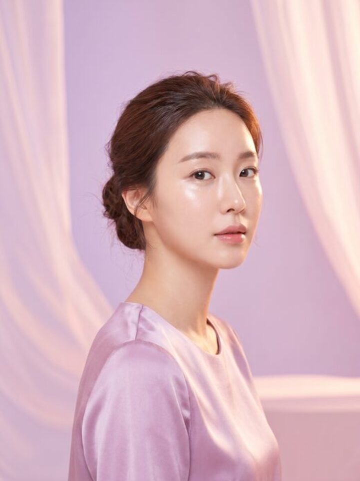 고개를 돌린 반측면 여성 모델의 프로모션 카드 이미지