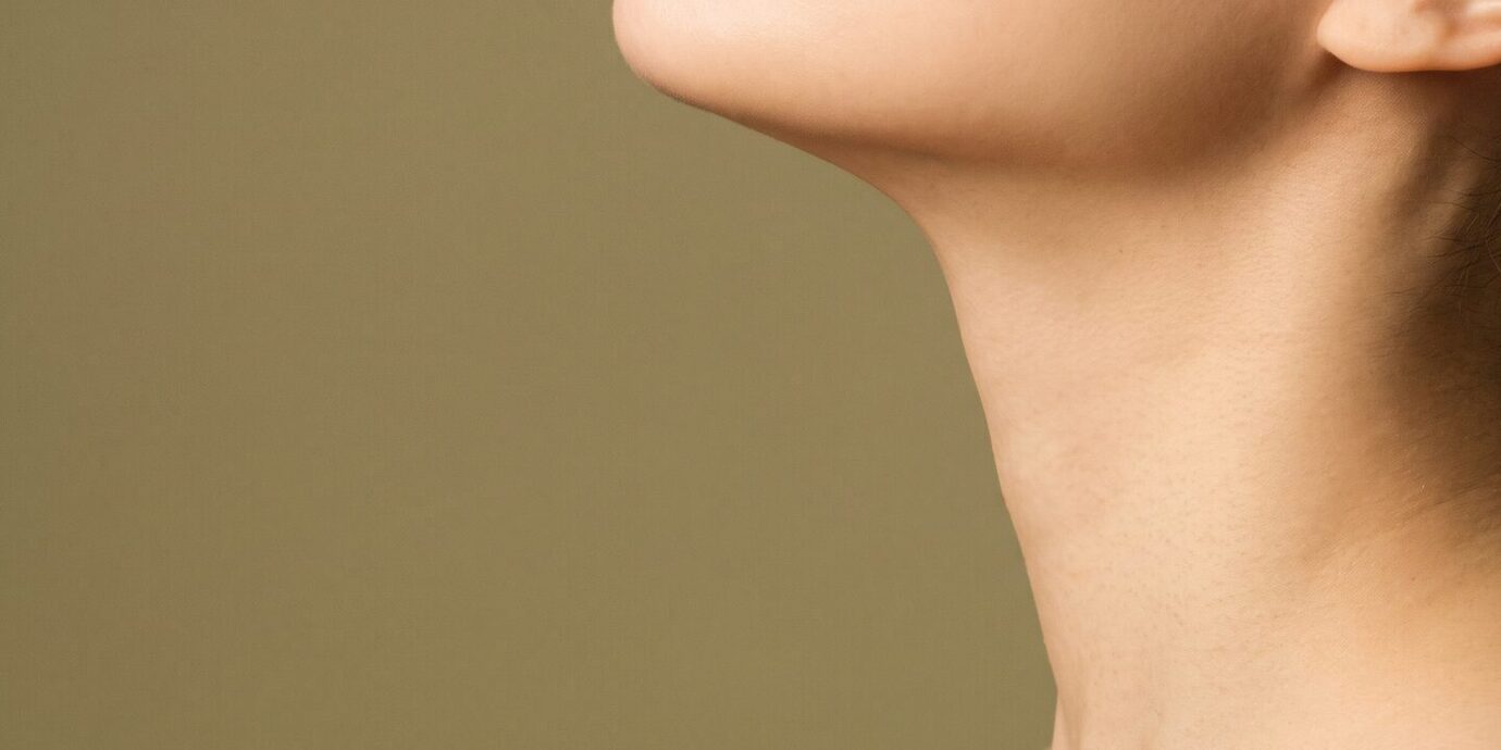 눈썹과 눈 주위만 가로로 크롭한 눈매 계측 컨셉 이미지