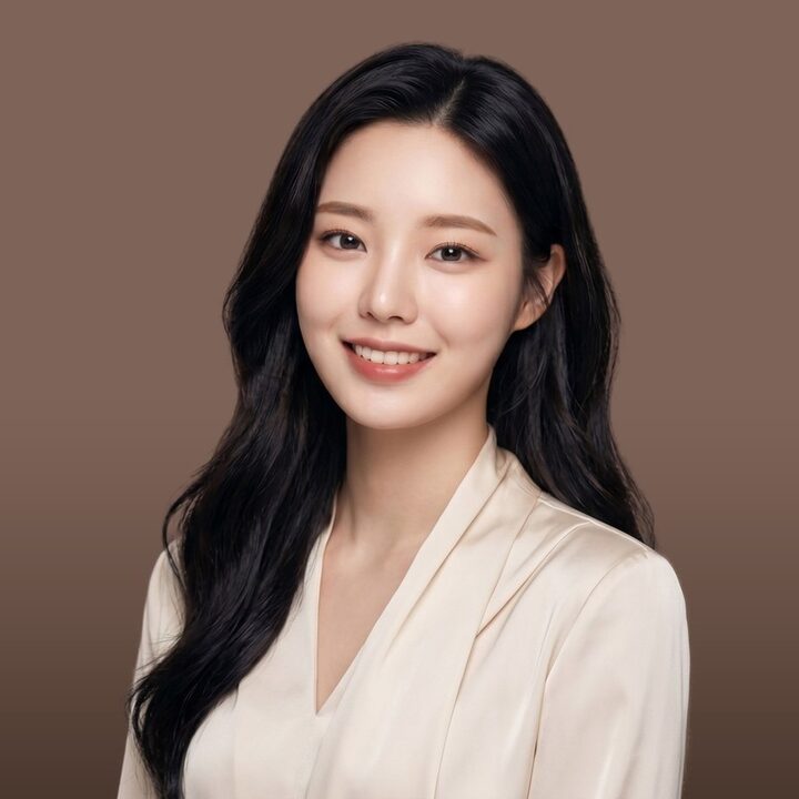 프로모션 카드 1 — 손끝을 턱 옆에 살짝 대고 정면을 바라보는 인물 뷰티 컷(AI 생성 예시 · 실제 환자 아님)