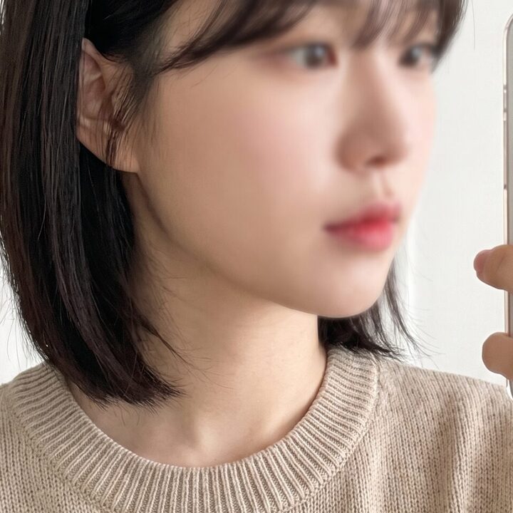 프로모션 카드 2 — 흰 니트를 어깨까지 여민 인물의 상반신 컷, 얼굴은 프레임 밖(AI 생성 예시 · 실제 환자 아님)