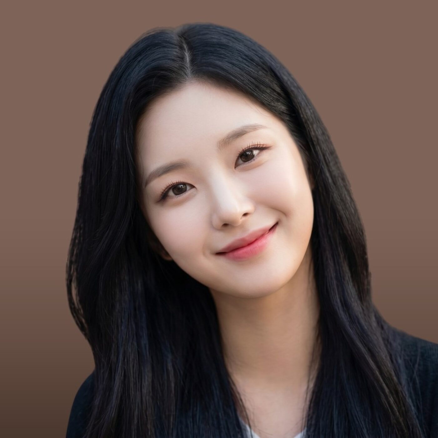 베드에 누운 고객의 얼굴 라인을 따라 관리 기기를 밀어주는 사후관리 케어 장면