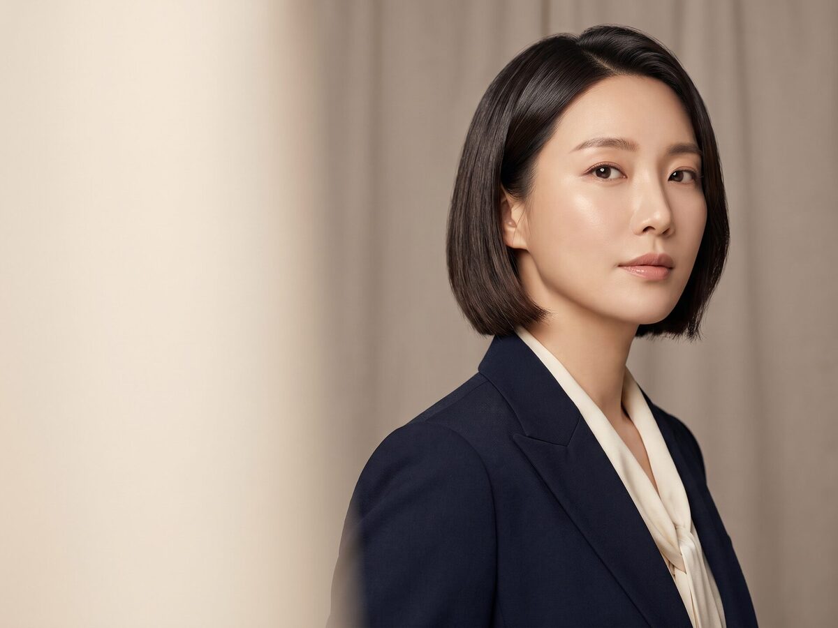얼굴 윤곽 방향을 설명하기 위한 비식별 콘셉트 오브제 컷