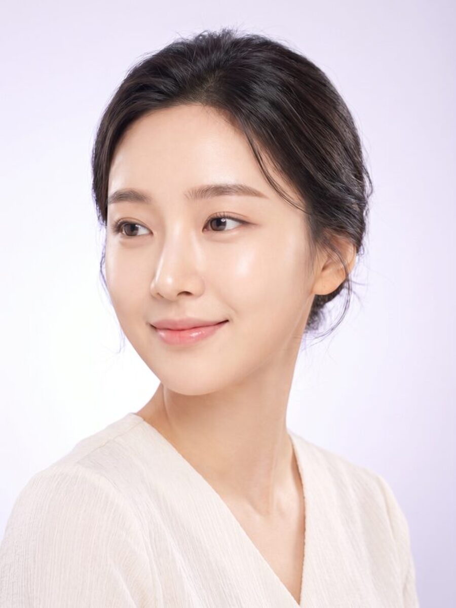 긴 흑발을 늘어뜨린 모델의 정면 턱선 컷 — 마녀턱 교정 안내 이미지