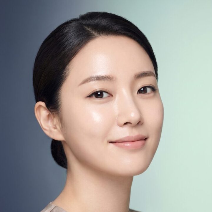 3단계 — 귀 앞 부위의 여분 피부를 정리하는 과정을 도식화한 일러스트