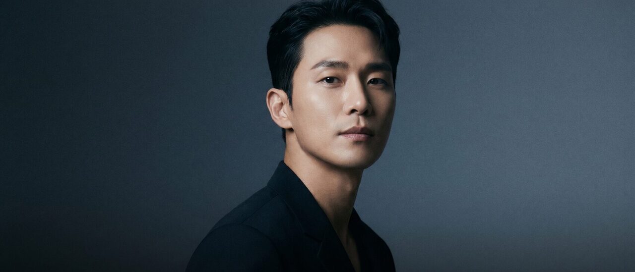 진료실에서 코의 구조를 설명하는 1:1 상담 장면
