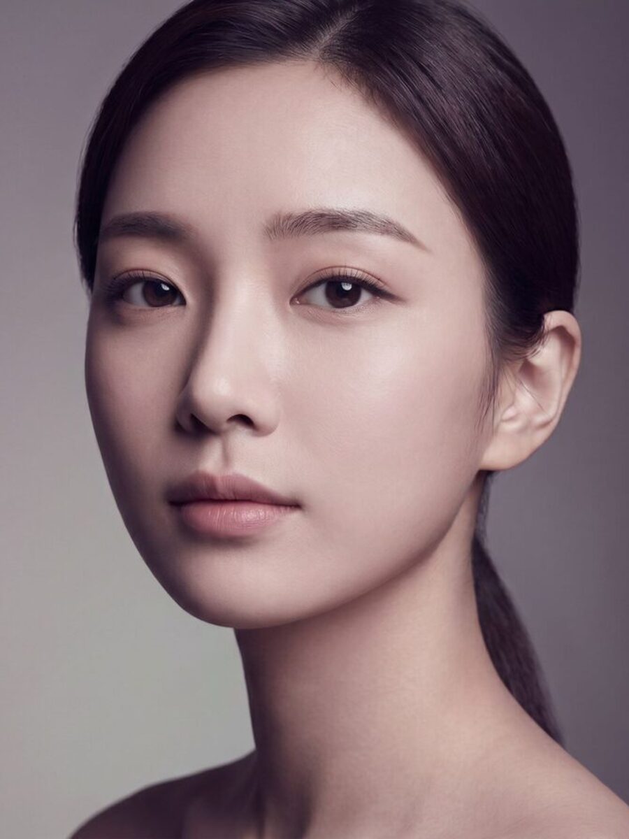 마녀턱 교정 상담 안내 컷 — 턱선이 드러나는 3/4 각도 (AI 생성 예시 이미지)