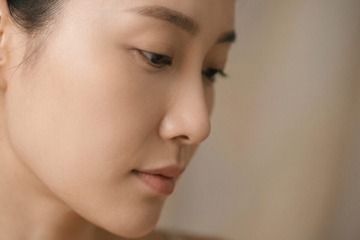 무광 석고 두상 두 개를 나란히 두어 얼굴 윤곽선의 차이만 보여주는 비식별 개념 이미지