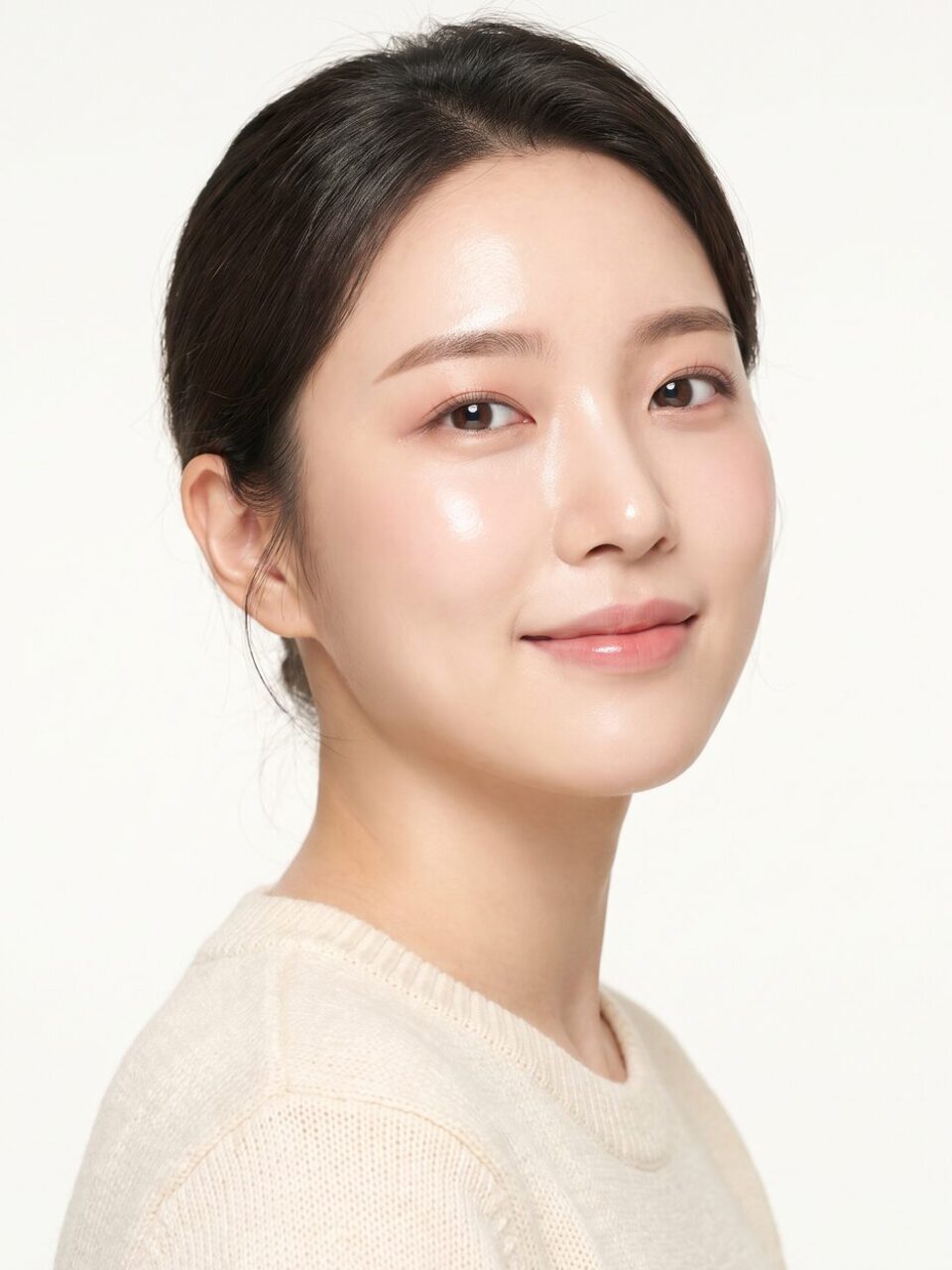 머리를 올려 묶고 어깨 너머로 돌아선 여성의 뒷모습 컷 — 핀제거 안내