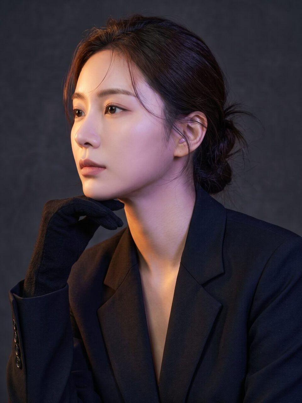 턱선이 드러나는 측면 반신 컷 — 마녀턱 교정 안내