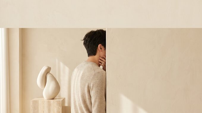 찡그린 얼굴과 정돈된 얼굴을 좌우로 견주어 그린 강한 대비의 남성 캐릭터 일러스트