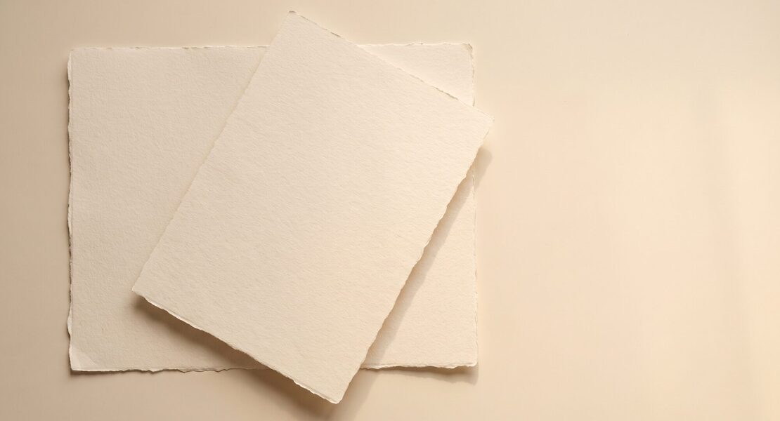 손상 부위만 덮는 오버레이형 부분 보철물이 어금니 교합면에 얹히는 3D 개념 렌더