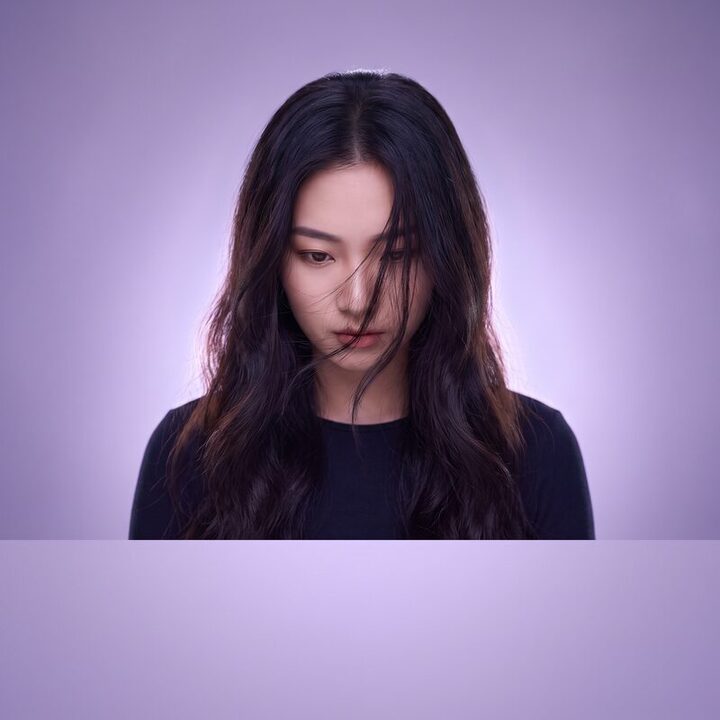 의료진이 진료 의자에 앉은 환자의 턱 주변 상태를 살펴보는 장면