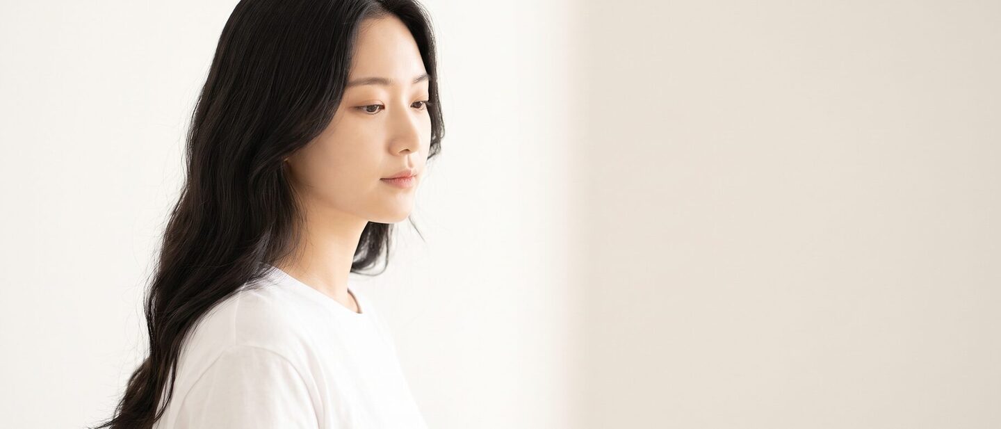 진료 의자에 앉은 모델이 교합 분석용 센서를 문 채 검사를 받는 모습