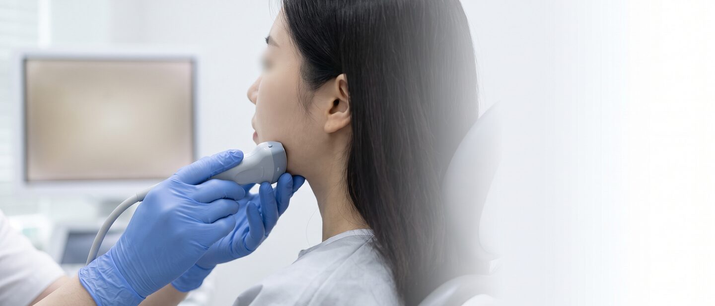 의료진이 검사용 기기를 들고 모델의 턱 주변 상태를 살펴보는 모습