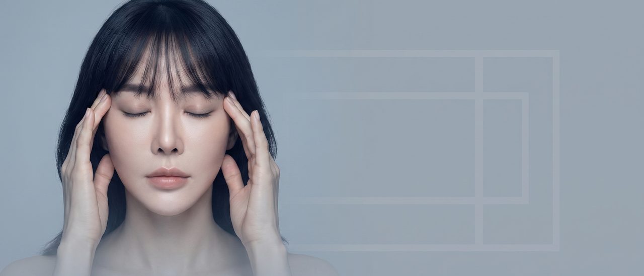 눈을 감은 채 양손으로 관자놀이를 짚고 있는 여성 — 두통·안면통을 표현한 개념 이미지