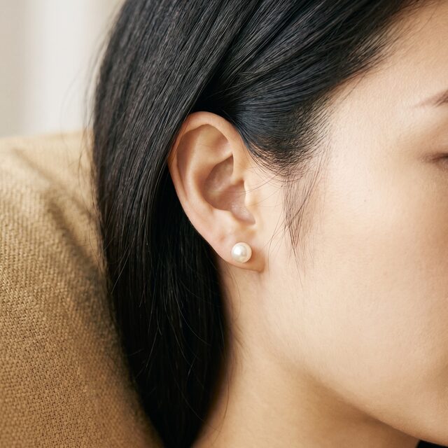 귀와 헤어라인, 무지 진주 귀걸이를 담은 비식별 디테일 컷 (AI 생성 예시 이미지)
