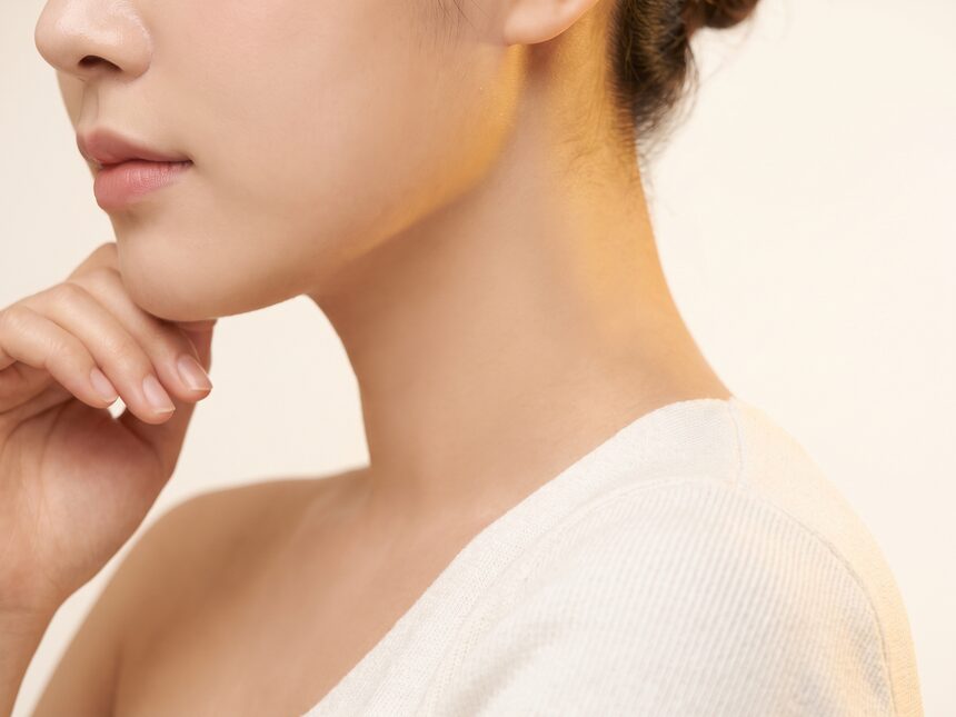 옆모습으로 얼굴 라인을 보여주는 비식별 뷰티 컷