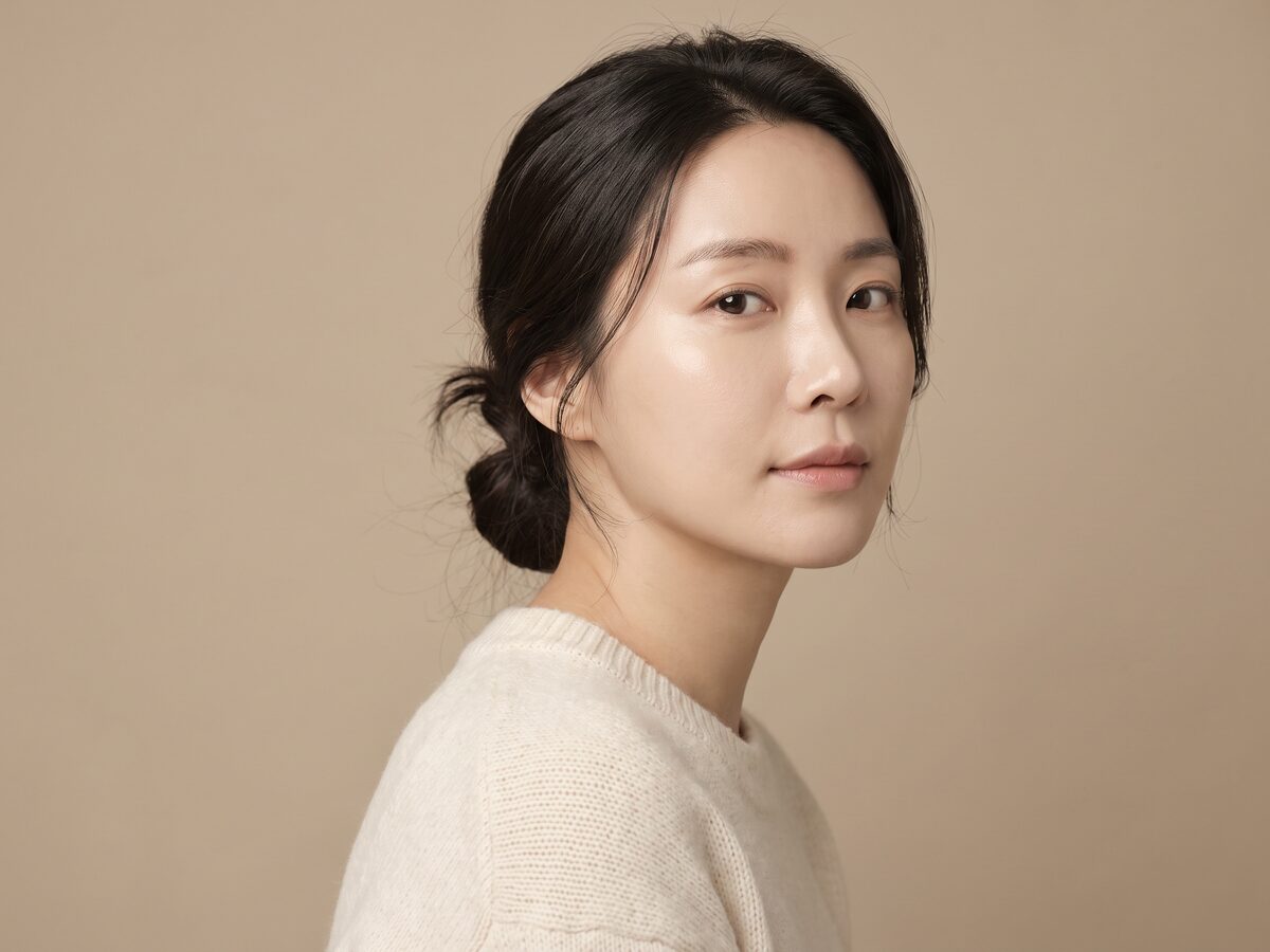 따뜻한 조명 아래 편안한 표정으로 앉아 있는 모델 컷 (AI 생성 예시 이미지)