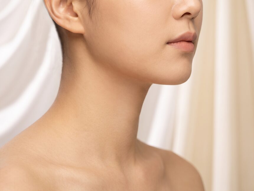 목선과 턱선을 크롭한 비식별 뷰티 클로즈업 예시 이미지