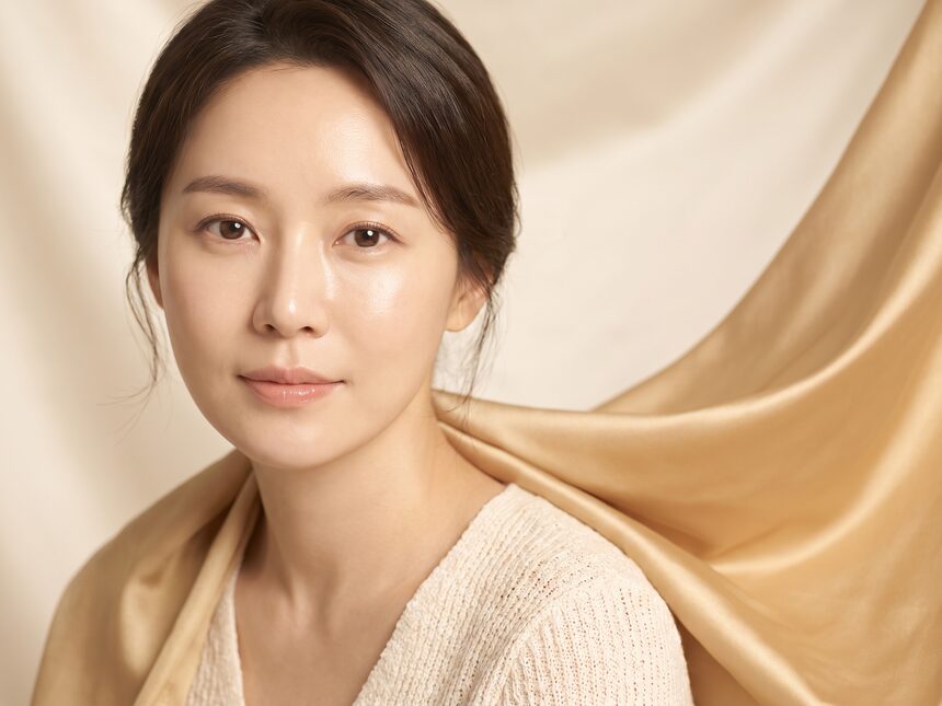 크림 톤 배경의 차분한 뷰티 포트레이트 예시 이미지